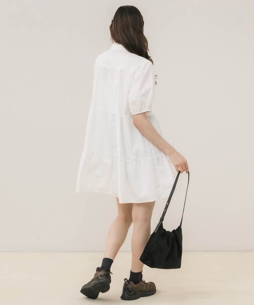 HEILIS(ヘイリス)の「ティアードシャツワンピース / シャツ 半袖 パフスリーブ ワンピース ミドル丈 膝丈 チュニック ティアード 夏服 春服 秋服 韓国 無地 シンプル ノームコア カジュアル オフィスカジュアル シティガール マタニティ ブラック ホワイト(シャツワンピース・レディース・ブラック/アイボリー・FREE)」の22枚目の写真