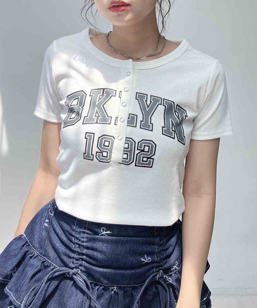 AS KNOW AS plus(アズノゥアズプラス)の「〇カレッジロゴプリント ヘンリーテレコリブ半袖Tシャツ(Tシャツ/カットソー・レディース・サックスブルー/イエロー/オフホワイト/スミクロ・FREE)」の2枚目の写真