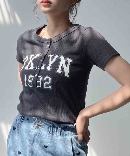AS KNOW AS plus(アズノゥアズプラス)の「〇カレッジロゴプリント ヘンリーテレコリブ半袖Tシャツ(Tシャツ/カットソー・レディース・サックスブルー/イエロー/オフホワイト/スミクロ・FREE)」の3枚目の写真
