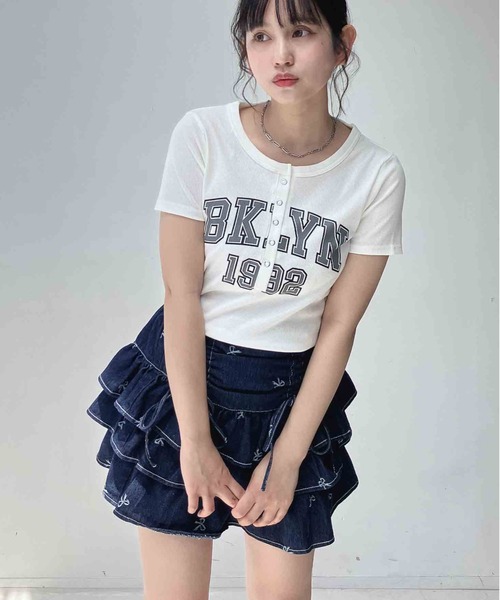 AS KNOW AS plus(アズノゥアズプラス)の「〇カレッジロゴプリント ヘンリーテレコリブ半袖Tシャツ(Tシャツ/カットソー・レディース・サックスブルー/イエロー/オフホワイト/スミクロ・FREE)」の5枚目の写真