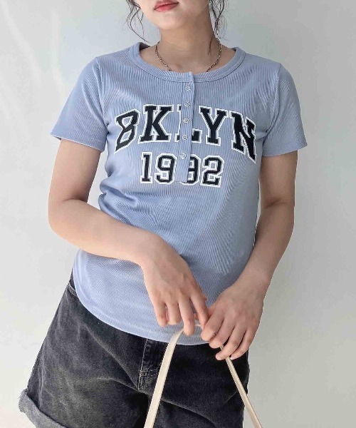AS KNOW AS plus(アズノゥアズプラス)の「〇カレッジロゴプリント ヘンリーテレコリブ半袖Tシャツ(Tシャツ/カットソー・レディース・サックスブルー/イエロー/オフホワイト/スミクロ・FREE)」の10枚目の写真