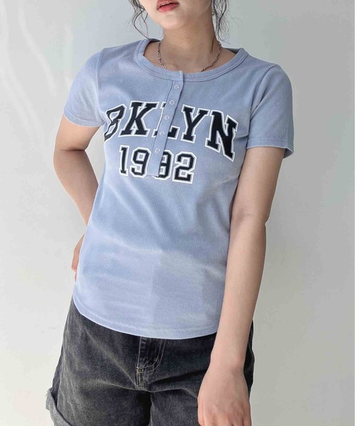 AS KNOW AS plus(アズノゥアズプラス)の「〇カレッジロゴプリント ヘンリーテレコリブ半袖Tシャツ(Tシャツ/カットソー・レディース・サックスブルー/イエロー/オフホワイト/スミクロ・FREE)」の11枚目の写真