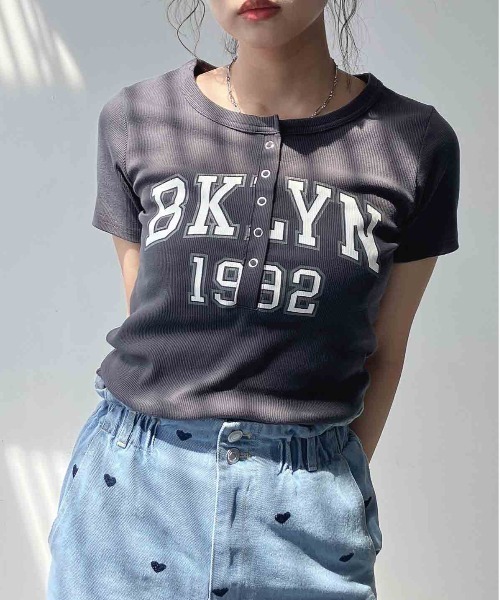 AS KNOW AS plus(アズノゥアズプラス)の「〇カレッジロゴプリント ヘンリーテレコリブ半袖Tシャツ(Tシャツ/カットソー・レディース・サックスブルー/イエロー/オフホワイト/スミクロ・FREE)」の16枚目の写真
