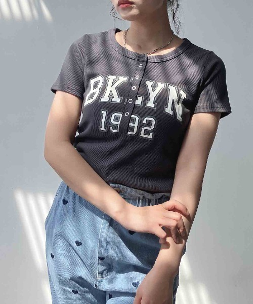 AS KNOW AS plus(アズノゥアズプラス)の「〇カレッジロゴプリント ヘンリーテレコリブ半袖Tシャツ(Tシャツ/カットソー・レディース・サックスブルー/イエロー/オフホワイト/スミクロ・FREE)」の17枚目の写真