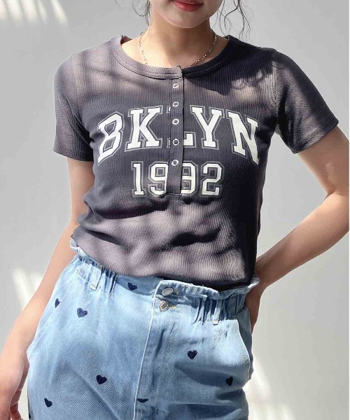 AS KNOW AS plus(アズノゥアズプラス)の「〇カレッジロゴプリント ヘンリーテレコリブ半袖Tシャツ(Tシャツ/カットソー・レディース・サックスブルー/イエロー/オフホワイト/スミクロ・FREE)」の18枚目の写真