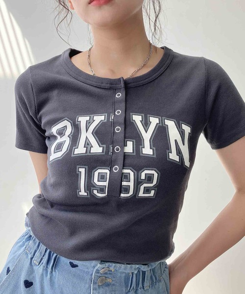 AS KNOW AS plus(アズノゥアズプラス)の「〇カレッジロゴプリント ヘンリーテレコリブ半袖Tシャツ(Tシャツ/カットソー・レディース・サックスブルー/イエロー/オフホワイト/スミクロ・FREE)」の19枚目の写真