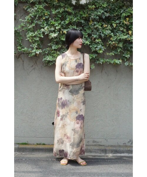 SHENERY(シーナリー)の「【Her Edit】フラワーパターンワンピース(ワンピース・レディース・ベージュ・36/38)」の2枚目の写真