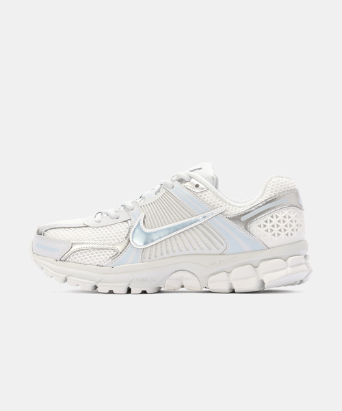 NIKE(ナイキ)の「NIKE W ZOOM VOMERO 5 IB8929-001(スニーカー・レディース・ブルー系その他・25cm/24.5cm/24cm/23cm)」の1枚目の写真