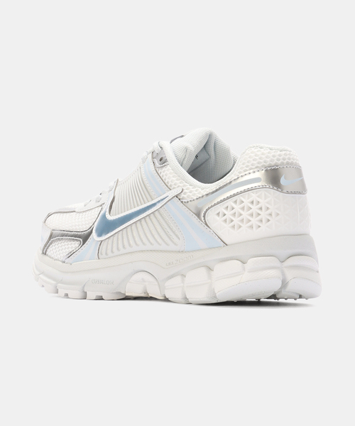 NIKE(ナイキ)の「NIKE W ZOOM VOMERO 5 IB8929-001(スニーカー・レディース・ブルー系その他・25cm/24.5cm/24cm/23cm)」の3枚目の写真