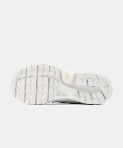 NIKE(ナイキ)の「NIKE W ZOOM VOMERO 5 IB8929-001(スニーカー・レディース・ブルー系その他・25cm/24.5cm/24cm/23cm)」の4枚目の写真