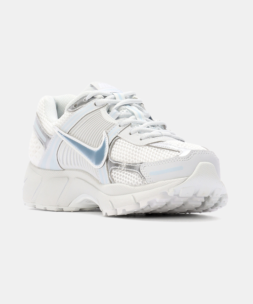 NIKE(ナイキ)の「NIKE W ZOOM VOMERO 5 IB8929-001(スニーカー・レディース・ブルー系その他・25cm/24.5cm/24cm/23cm)」の5枚目の写真