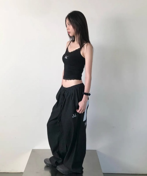 MUCENT(ムセント)の「◇MUCENT◇ブランド直輸入正規品/ガリンレース スリムフィット ノースリーブ GALIN LACE SLIM FIT SLEEVELESS(キャミソール・レディース・グレー/アイボリー/ブラック・FREE)」の4枚目の写真