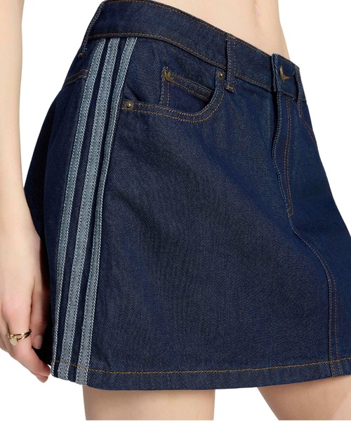 adidas(アディダス)の「adidas 3 STRIPES MINI SKIRT DENIM / アディダス 3 ストライプス ミニスカート デニム(デニムスカート・レディース・ダークインディゴブルー・M/S/L)」の2枚目の写真