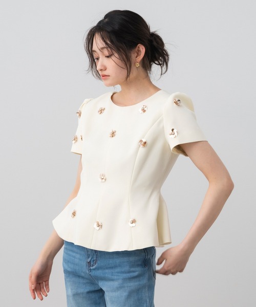 AJUGA.(アジュガ)の「フラワーモチーフパフスリーブペプラムトップス(シャツ/ブラウス・レディース・ブラック/オフホワイト・FREE)」の2枚目の写真