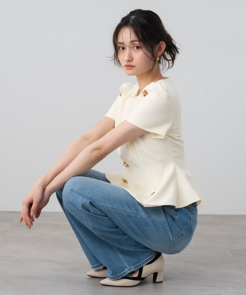 AJUGA.(アジュガ)の「フラワーモチーフパフスリーブペプラムトップス(シャツ/ブラウス・レディース・ブラック/オフホワイト・FREE)」の3枚目の写真