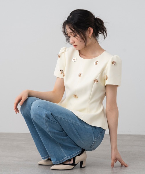 AJUGA.(アジュガ)の「フラワーモチーフパフスリーブペプラムトップス(シャツ/ブラウス・レディース・ブラック/オフホワイト・FREE)」の4枚目の写真