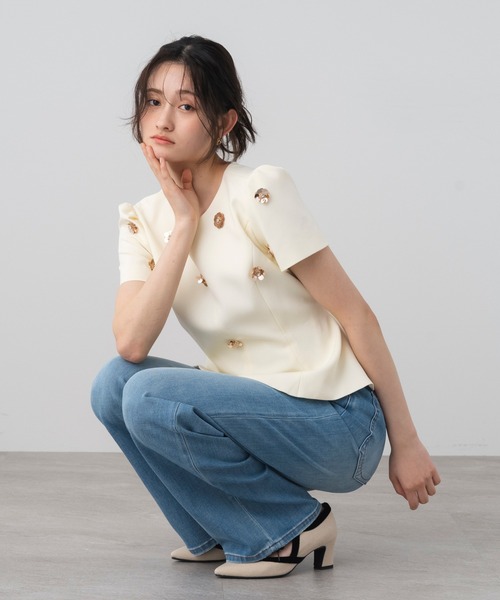 AJUGA.(アジュガ)の「フラワーモチーフパフスリーブペプラムトップス(シャツ/ブラウス・レディース・ブラック/オフホワイト・FREE)」の5枚目の写真