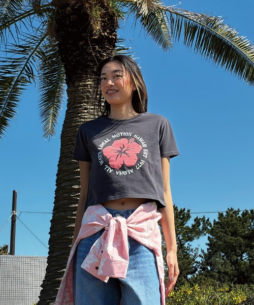 LOCALMOTION HAWAII（ローカルモーション　ハワイ）の「ｻｰﾌ＆ﾊﾜｲﾊｲﾋﾞｽｶｽｻｰｸﾙｽﾃｯﾁTｼｬﾂ（Tシャツ/カットソー・レディース・チャコールグレー/ホワイト・MEDIUM/LARGE）」の2枚目の写真