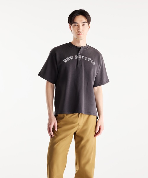 NEW BALANCE(ニューバランス)の「大谷翔平シグネチャーヘンリーネックショートスリーブTシャツ(Tシャツ/カットソー・メンズ・アイボリー/チャコールグレー/ダークグリーン・SMALL/MEDIUM/LARGE/X-LARGE/XX-LARGE/XXX-LARGE)」の2枚目の写真