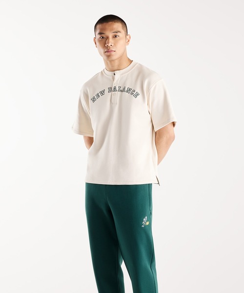 NEW BALANCE(ニューバランス)の「大谷翔平シグネチャーヘンリーネックショートスリーブTシャツ(Tシャツ/カットソー・メンズ・アイボリー/チャコールグレー/ダークグリーン・SMALL/MEDIUM/LARGE/X-LARGE/XX-LARGE/XXX-LARGE)」の1枚目の写真