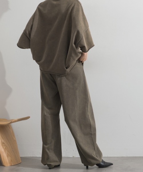 enhaut(アンオート)の「裏毛ケミカルパウダー加工 スウェット バレルレッグ パンツ(スウェットパンツ・レディース・オートミール/チャコールグレー/レッド・FREE)」の6枚目の写真