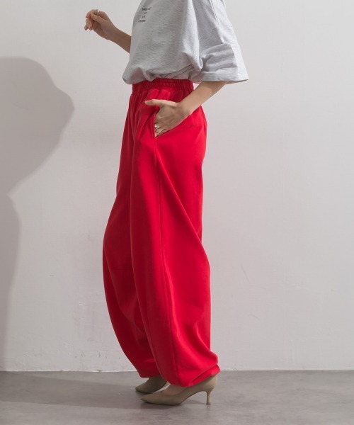 enhaut(アンオート)の「裏毛ケミカルパウダー加工 スウェット バレルレッグ パンツ(スウェットパンツ・レディース・オートミール/チャコールグレー/レッド・FREE)」の15枚目の写真