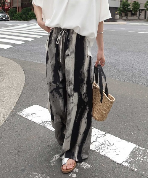 CORNERS(コーナーズ)の「アートストライプ柄ワイドパンツ(その他パンツ・レディース・ブラック/ブラック×グレー/ブラック系その他・M)」の8枚目の写真