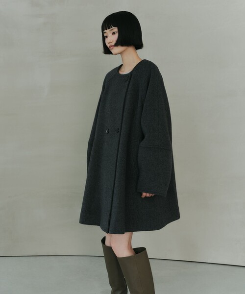 EMMEL REFINES（エメルリファインズ）の「＜EMMEL REFINES＞EM ノーカラー テントコート（ノーカラーコート・レディース・ダークグレー/ダークブラウン・M/S）」の2枚目の写真