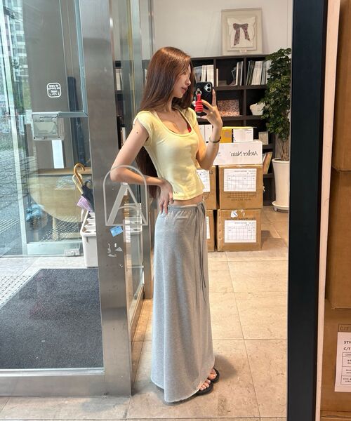 APPAREL ARCHIVE（アパレルアーカイブ）の「Softie maxi banding skirt - Gray（スカート・レディース・ライトグレー・FREE）」の2枚目の写真