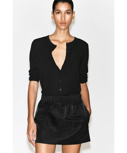 COS（コス）の「ギャザード ナイロン ミニスカート（スカート・レディース・ブラック・38/36/40/32/42/34）」の3枚目の写真