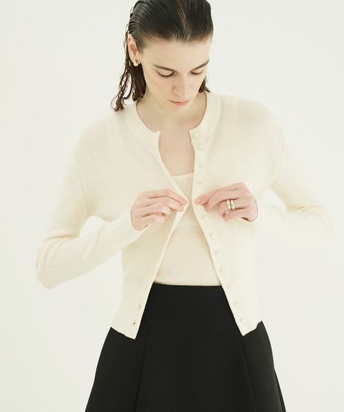 CLANE(クラネ)の「BUTTON CARDIGAN TANK SET(カーディガン/ボレロ・レディース・レッド/アイボリー/ブラウン/グレー・1/2)」の2枚目の写真