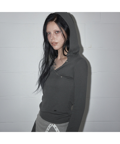 GROWHIDE(グロウハイド)の「ブチルボタンVラップフード長袖Tシャツ_チャコール(Tシャツ/カットソー・レディース・チャコールグレー・FREE)」の1枚目の写真