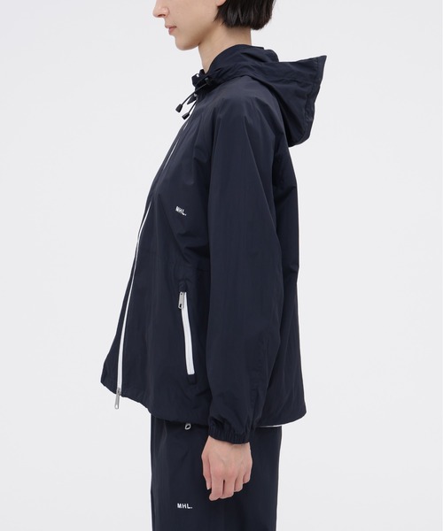 MHL.(エムエイチエル)の「LIGHTWEIGHT NYLON POPLIN(ブルゾン・レディース・ネイビー・SMALL/MEDIUM/LARGE)」の3枚目の写真