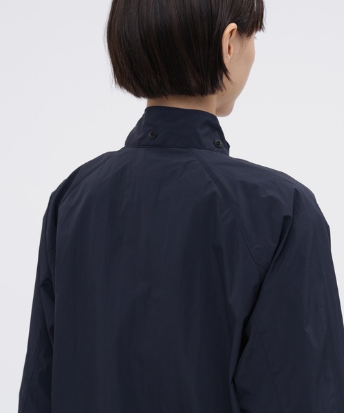 MHL.(エムエイチエル)の「LIGHTWEIGHT NYLON POPLIN(ブルゾン・レディース・ネイビー・SMALL/MEDIUM/LARGE)」の6枚目の写真