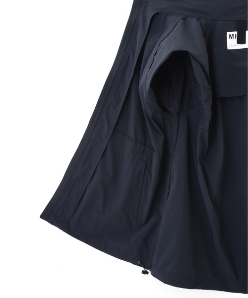 MHL.(エムエイチエル)の「LIGHTWEIGHT NYLON POPLIN(ブルゾン・レディース・ネイビー・SMALL/MEDIUM/LARGE)」の15枚目の写真