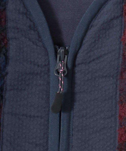 LOGOS(ロゴス)の「2026AW LOGOS/ロゴス シープボア×カットボンディング 静電気抑止 ワンポイント刺繍 チェック ノーカラーベスト(ベスト・レディース・ブラウン/ネイビー/レッド・LL/L/M)」の5枚目の写真