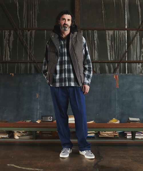 The DUFFER of ST.GEORGE(ザダファーオブセントジョージ)の「SOFT DENIM TUCK TROUSERS:ソフトデニム タック トラウザーズ / デニムスラックス(スラックス・メンズ・インディゴブルー/ライトインディゴブルー・SMALL/X-LARGE/LARGE/MEDIUM)」の5枚目の写真