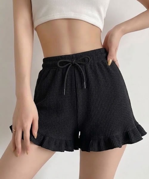 Pittok(ピットク)の「フリルフレアワッフル地ショートパンツ(その他パンツ・レディース・グレー/ホワイト/ブラック・MEDIUM)」の3枚目の写真