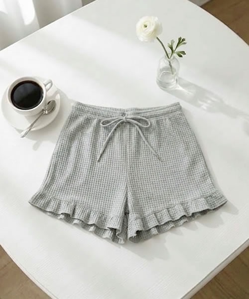 Pittok(ピットク)の「フリルフレアワッフル地ショートパンツ(その他パンツ・レディース・グレー/ホワイト/ブラック・MEDIUM)」の5枚目の写真