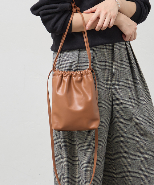 journal standard L'essage(ジャーナルスタンダードレサージュ)の「V'ESSENCE/ヴェッセンス 巾着ポシェット(ショルダーバッグ・レディース・ブラック/キャメル・FREE)」の2枚目の写真