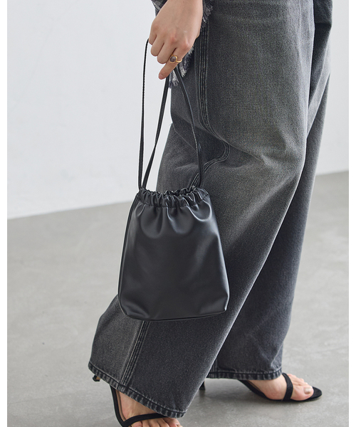 journal standard L'essage(ジャーナルスタンダードレサージュ)の「V'ESSENCE/ヴェッセンス 巾着ポシェット(ショルダーバッグ・レディース・ブラック/キャメル・FREE)」の1枚目の写真