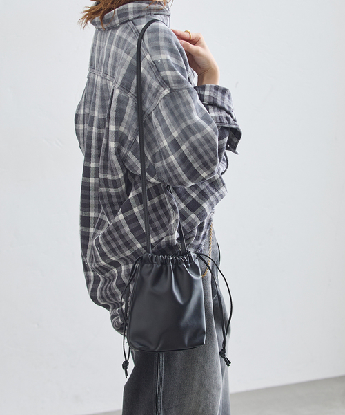 journal standard L'essage(ジャーナルスタンダードレサージュ)の「V'ESSENCE/ヴェッセンス 巾着ポシェット(ショルダーバッグ・レディース・ブラック/キャメル・FREE)」の4枚目の写真