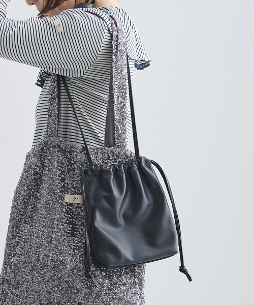 journal standard L'essage(ジャーナルスタンダードレサージュ)の「V'ESSENCE/ヴェッセンス 巾着ポシェット(ショルダーバッグ・レディース・ブラック/キャメル・FREE)」の5枚目の写真