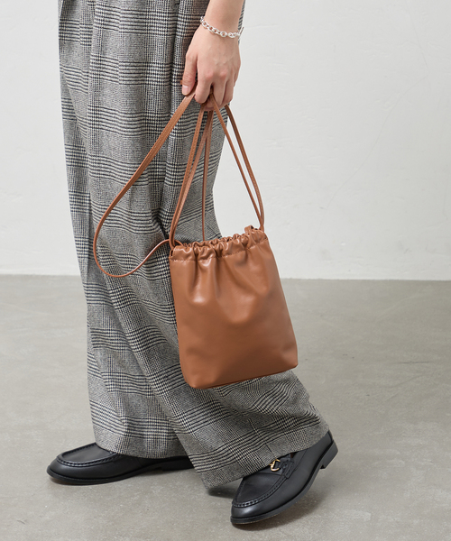 journal standard L'essage(ジャーナルスタンダードレサージュ)の「V'ESSENCE/ヴェッセンス 巾着ポシェット(ショルダーバッグ・レディース・ブラック/キャメル・FREE)」の8枚目の写真
