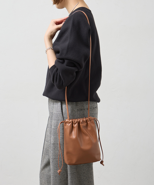 journal standard L'essage(ジャーナルスタンダードレサージュ)の「V'ESSENCE/ヴェッセンス 巾着ポシェット(ショルダーバッグ・レディース・ブラック/キャメル・FREE)」の9枚目の写真
