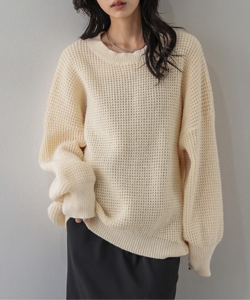 La-gemme(ラジェム)の「ワッフルニットプルオーバー/ゆったりシルエット/リラクシー(ニット/セーター・レディース・グレー/ピンク/ブラック/ベージュ・フリー)」の3枚目の写真