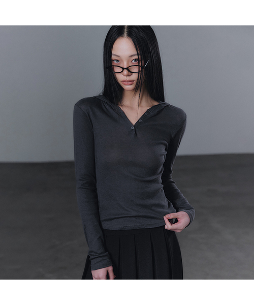 GROWHIDE(グロウハイド)の「リエナフードボタンTシャツ(パーカー・レディース・アイボリー/ブラック/チャコールグレー・FREE)」の3枚目の写真