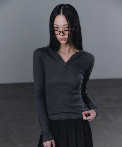 GROWHIDE(グロウハイド)の「リエナフードボタンTシャツ(パーカー・レディース・アイボリー/ブラック/チャコールグレー・FREE)」の10枚目の写真