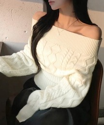 オフショルケーブルニット