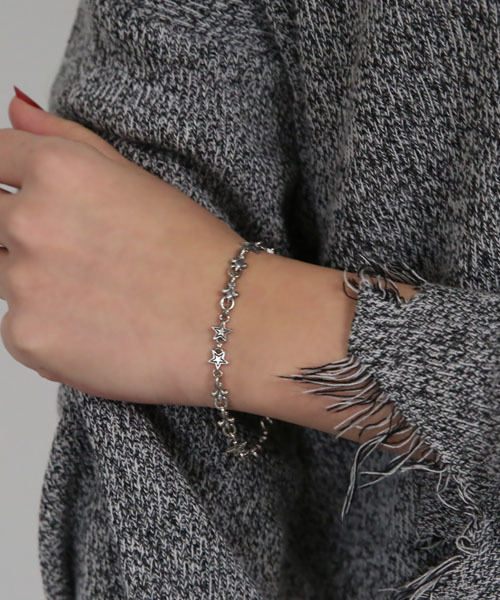 ROYAL ORDER(ロイヤルオーダー)の「STARSHINE w/ FLEUR DE LIS BRACELET(ブレスレット・メンズ・シルバー・US-7/US-6)」の5枚目の写真